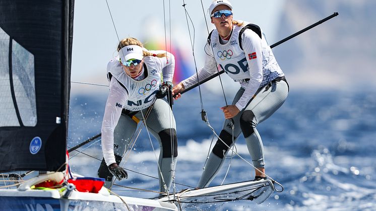 Torsdag 1. august seiler Helene Næss og Marie Rønningen om en OL-medalje. Før finalen ligger de på 4. plass. FOTO: Sander van der Borch/World Sailing