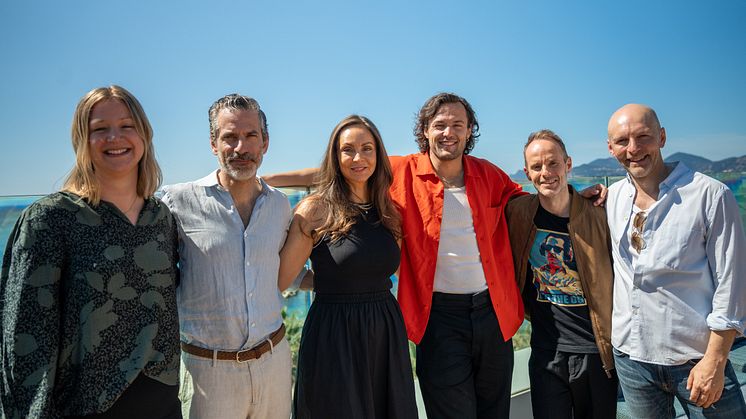 Jens Lapidus tillsammans med huvudmanusförfattaren Frans Milisic Wiklund, regissören Lisa Linnertorp, skådespelaren Kit Walker-Johansson och producenterna Caroline Landerberg och Nicklas Wikström Nicastro