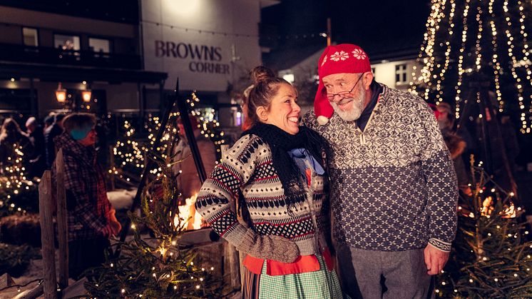 Finn julestemningen i Prøysenlandet Ringsaker - her med Teskjekjerringa og Snekker Andersen på torget i Brumunddal FOTO Ringsaker kommune
