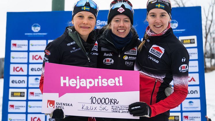 Wilma Nilsson, Agnes Säfström Niemi och Isabelle Johnselius, Kalix SK med Hejapriset efter tävlingar i damernas 10 km klassisk stil under avslutningen av Bauhaus Cup den 30 mars 2025 i Kiruna. Foto:Simon Eliasson/Bildbyrån