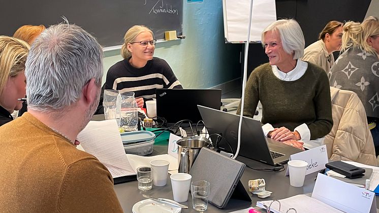Vibeke Lund (th) tager en ny efteruddannelse for fodterapeuter // Foto: Tradium