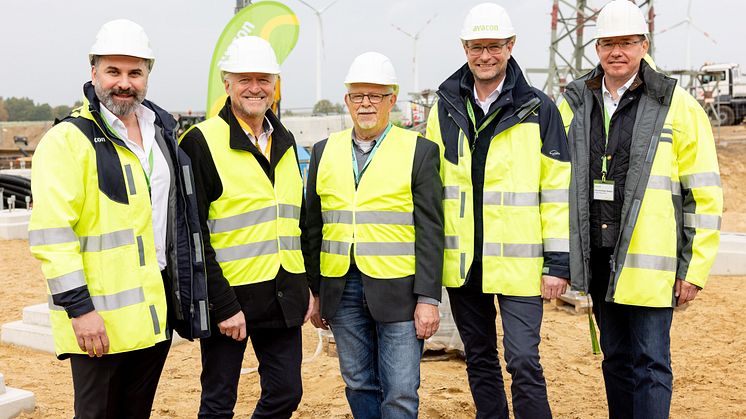 v.l.n.r.: Dr. Osman Kurt, Projektverantwortlicher; Norbert Meyer, Bürgermeister Samtgemeinde Ostheide; Herbert Wulf, Bürgermeister Gemeinde Vastorf; Rainer Schmittdiel, Technikvorstand Avacon AG, Hans-Herrmann Zetsche, Kommunalmanagement LN
