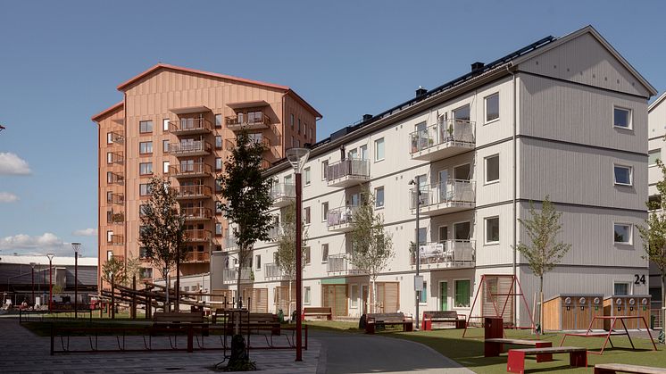 I BoKlok Rubinen har livet redan tagit plats. Här finns trygga hem, plats för lek och en grönskande gård som bjuder in till gemenskap.