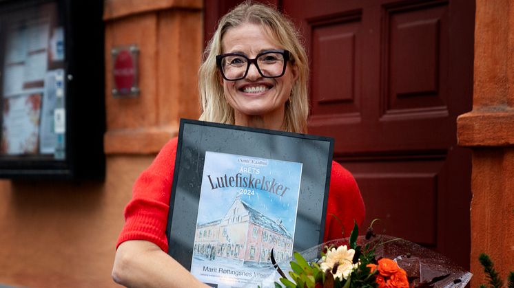 Fru Timian (Marit Røttingsnes Westlie) ble både glad og overrasket da hun ble nummer 30 i rekken til å motta prisen «Årets lutefiskelsker». Foto: Studio Isidor v. Edward Dreng Karlsen/Sjømatrådet