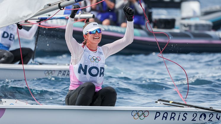 ÆRESMEDLEM: Line Flem Høst som vant bronse i OL i Paris, blir utnevnt til æresmedlem i klasseklubben "ILCA Norge". FOTO: Sander van der Borch/World Sailing
