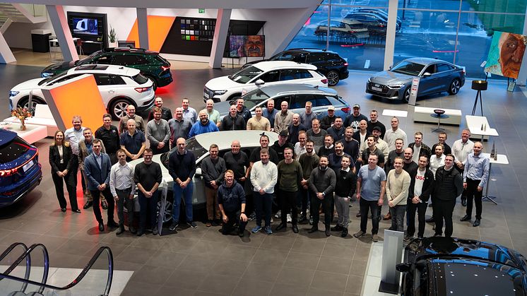 Rikke Hamilton (direktør Audi Danmark), Tom Kristensen (tidligere Audi racerkører), undervisere og certificerede Audi Serviceteknikere