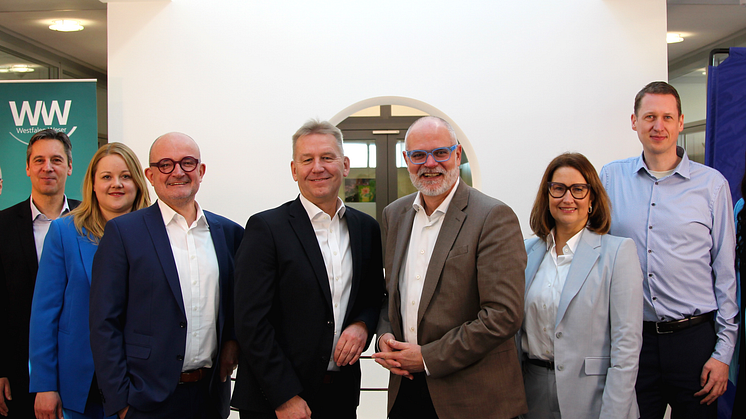 WWN-Geschäftsführer Andreas Speith, Jürgen Noch, Geschäftsführer der Westfalen Weser Energie, EnBW-Vorstand Dirk Güsewell und EnBW-Bereichsleiterin Bettina Buchert (v.l.n.r. beginnend bei 3 v.l.) im Kreis der beiden Projektteams.