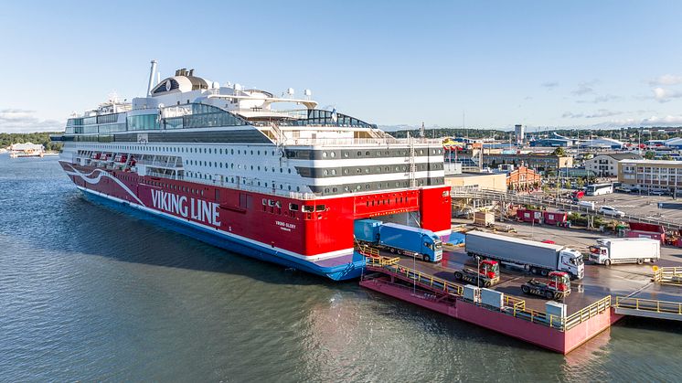 Viking Glory lastas av i Åbo hamn. Foto: Viking Line