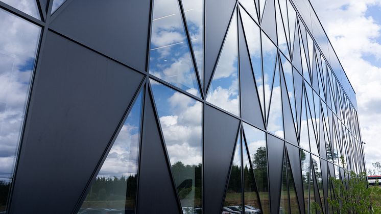 Glasfasad utöver det vanliga på SeSols nya huvudkontor