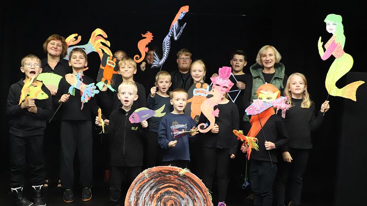 Kinder und Betreuer*innen beim Türöffner-Tag in der Hephata-Theater-Werkstatt „Black Box“. (Foto: Hephata-Archiv/Melanie Schmitt) 