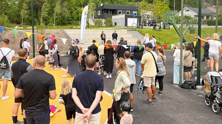 Invigning av Kryssparken i Vega, den 17 juni 2025, med Nicole Forslund (L) och Martin Strömvall (KD).