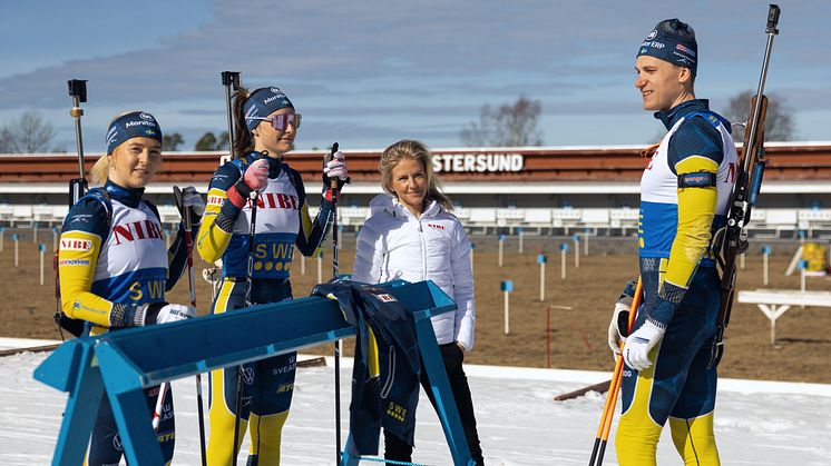 Maria Hägg från NIBE tillsammans med skidskyttarna Anna Karin Heijdenberg, Ella Halvarsson och Martin Ponsiluoma. 