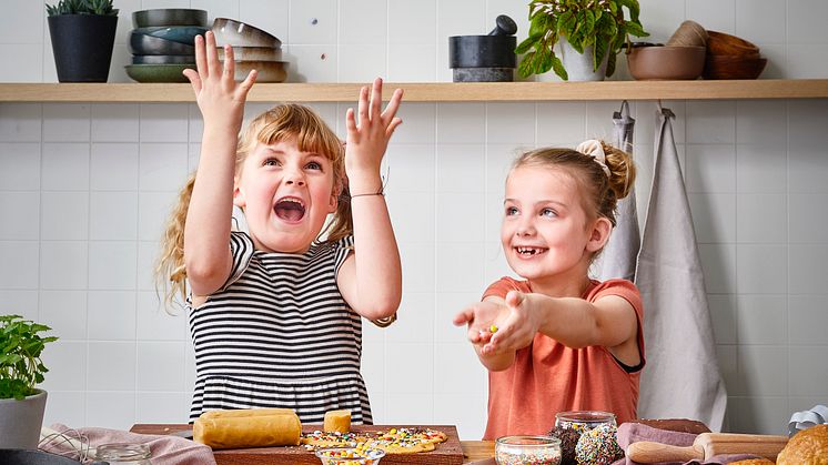 Et nyt børnebagekit skal gøre det let, praktisk og hyggeligt at kaste sig over hindbærsnitter, romkugler og cookies. Foto: PR.