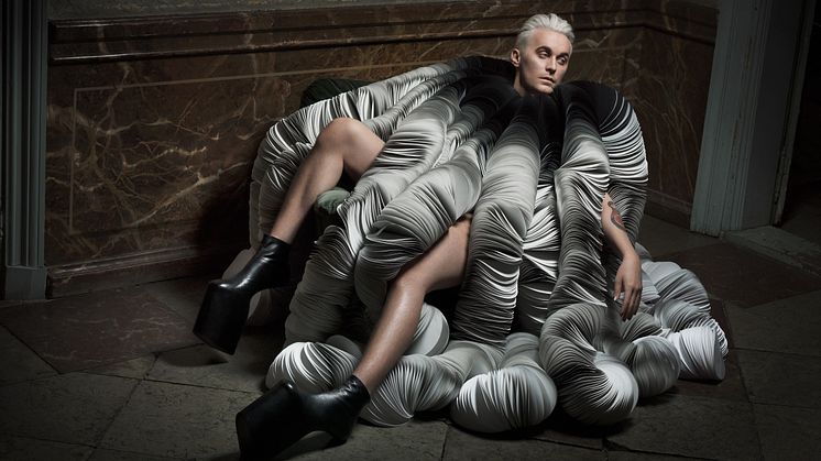 Fredrik Robertsson i en kreation av den svenska designern Bea Szenfeld / Foto: Ea Czyz