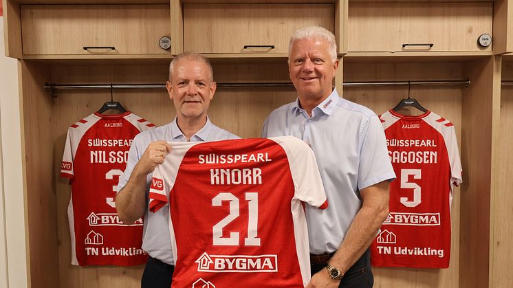  Aalborg Håndbolds salgschef, Thomas Gjelstrup Christensen og Peter Schepler, regionsdirektør for Bygma Nord, ny spillertrøje