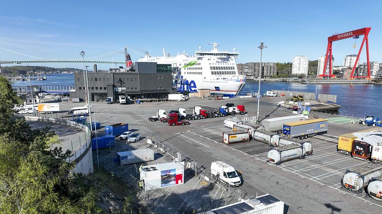 Vätgasgeneratorn (vit container med fyra fläktar på taket) förser Stena Scandinavica med el via en kabel under marken. Bild: Göteborgs Hamn.