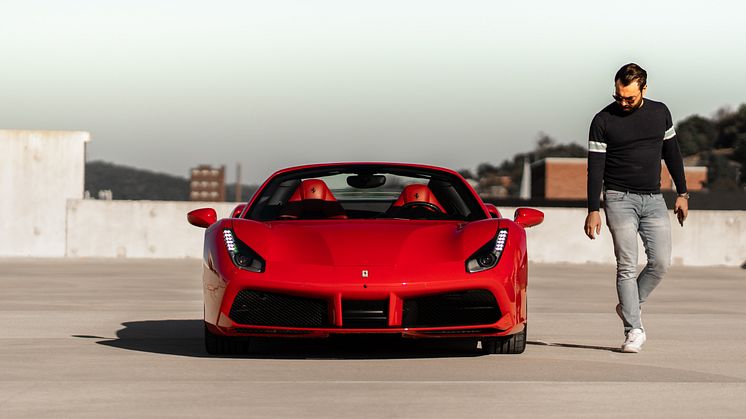 En bild på en Ferrari och en man som går bredvid.