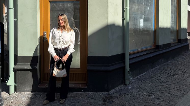 LITA Secondhand Exclusives ägare Merita Berisha framför den nya lokalen på Bruksgatan 11. 