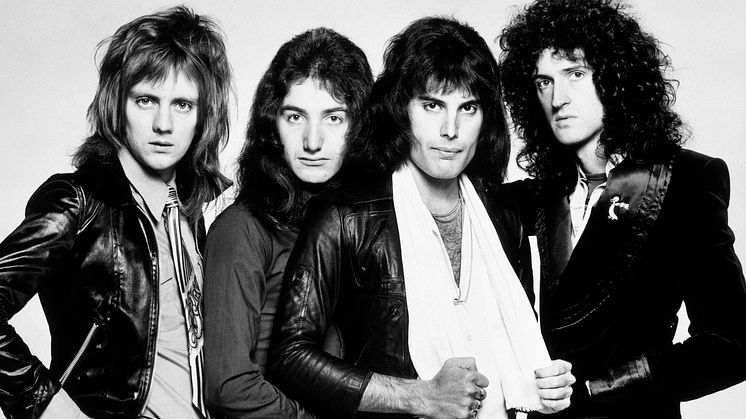 En svartvit bild på rockgruppen Queen från 1975