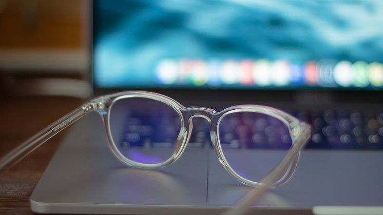 Mange norske arbeidsgivere opplyser ikke sine ansatte om at de har rett på støtte til synsundersøkelse og databriller.