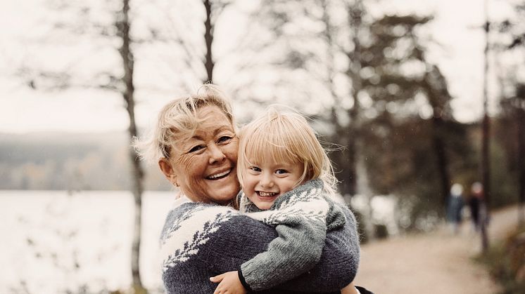 Beate Vatndal og barnebarnet Jacob fronter kampanjen "Hva er vel livet uten deg?" Foto: Nikolas Gogstad-Andersen