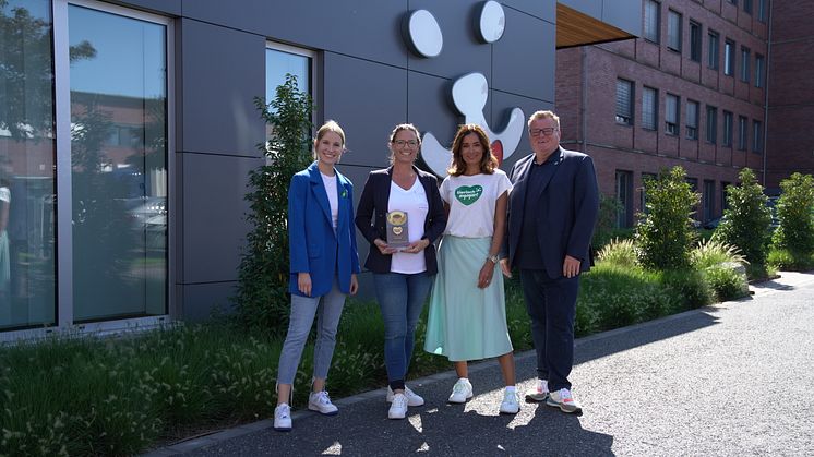 von links nach rechts - "tierisch engagiert"-Verantwortliche Theresa Spenrath, Gewinnerin des Goldenen Fressnapfs 2024 Dr. Katrin Wontorra, "tierisch engagiert"-Botschafterin Jana Ina Zarrella, Präsident des Deutschen Tierschutzbundes Thomas Schröder