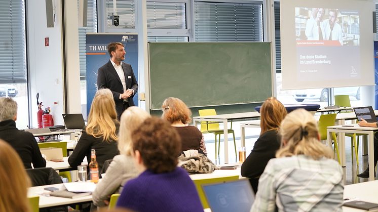 Auf dem Bild Prof. Stollhoff mit weiteren Teilnehmenden beim Netzwerktrffen Duales Studium 2024