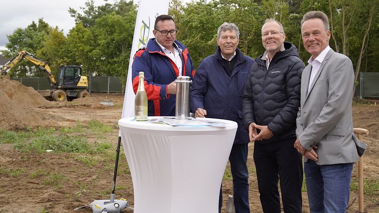 Gruppenfoto der Projektbeteiligten zum Start der Bauarbeiten am Griesheimer Anger.