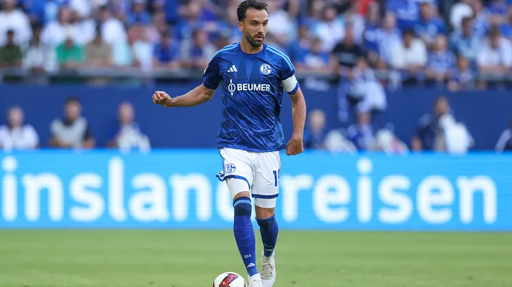 Kenan Karaman mit Kapitänsbinde führt den Ball eng am Fuß.