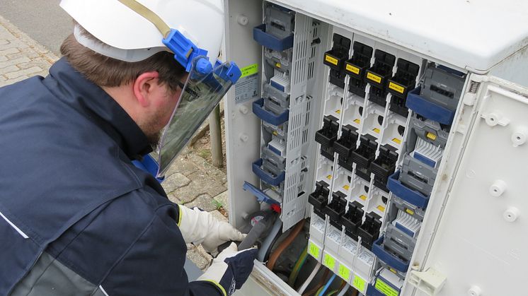 Magnus Moldenhauer, Techniker von SH Netz, an einem neuen Kabelverteilerschrank.