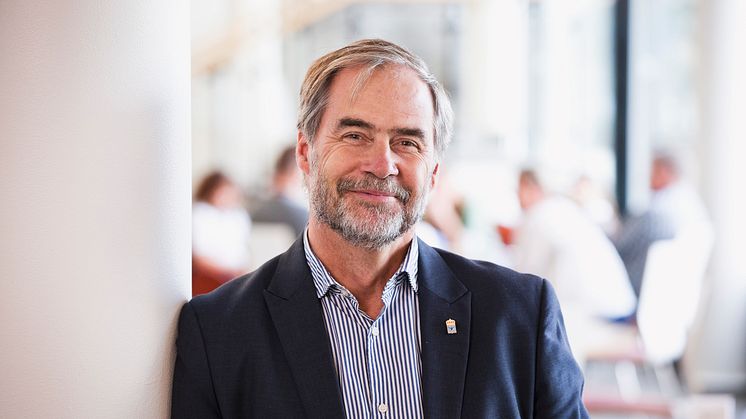 Landshövding Georg Andrén tar emot en student för praktik.