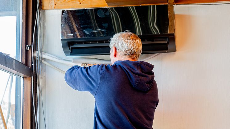 Thomas i Lier varmepumpeservice som installerer en av to Animair Multi Delta innedeler