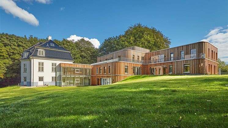 Det nybyggede havehus er beklædt med Södras cedertræ, der med sin smukke glød udstråler varme og tryghed. Facadetræet er 100 % PEFC-certificeret, knastren 2 clears-only. Bygherre: Landsforeningen LIVSVÆRK. Entreprenør: Jakon. Arkitekt: JAJA Architect