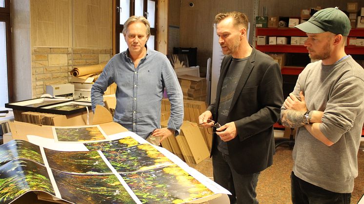 David Hesland, daglig leder i Colormaster, billedkunstner og fotograf Eivind Lentz og grafisk konsulent i Colormaster Jens Sjøstrand er fornøyd med produksjonen av kunstverkene.