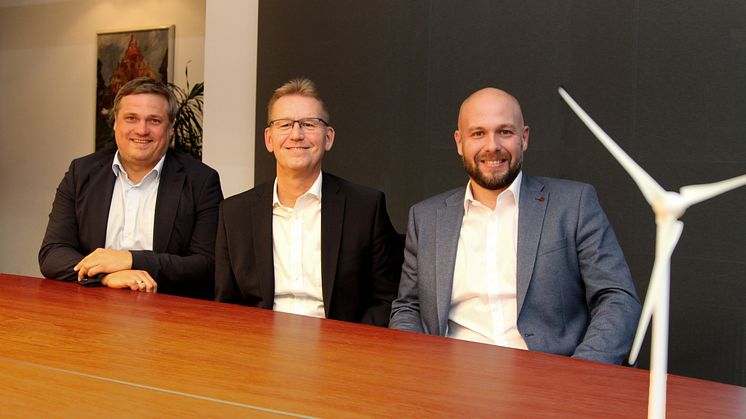 Dr. Jan Lackmann (l.) und Alexander Möhring (r.) von LSF Energy freuen sich, gemeinsam mit Westfalen Weser-Geschäftsführer Jürgen Noch (Mitte) die Energiewende in der Region voranzubringen.