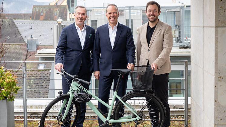 Dienstrad im Mittelpunkt - Vereinbarung unterzeichnet: (v.l.) Thomas Hellweg, Chief Revenue Officer JobRad, Markus Hildmann, stv. Vorstandsmitglied der Sparkasse Freiburg-Nördlicher Breisgau, und Urs Kohlmeier, Abteilungsleiter Vertrieb JobRad