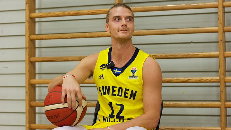 Ludde Håkanson släpper ”Fuck Cancer”-armband för Ung Cancer i samband med landskamp – spelar för sin bortgångna kusin Albin