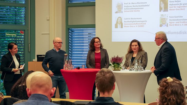 Podium: Dr.in Barbara Grabkowsky (trafo:agrar), Prof. Dr. Marco Rieckmann (Uni Vechta), Ilona Heijen (Amt für reg. Landesentwicklung Weser-Ems), Cathrin Westermann (Genossenschaftsverband Weser-Ems e. V.) und Sven Guericke (AEF Nord-West e. V.)