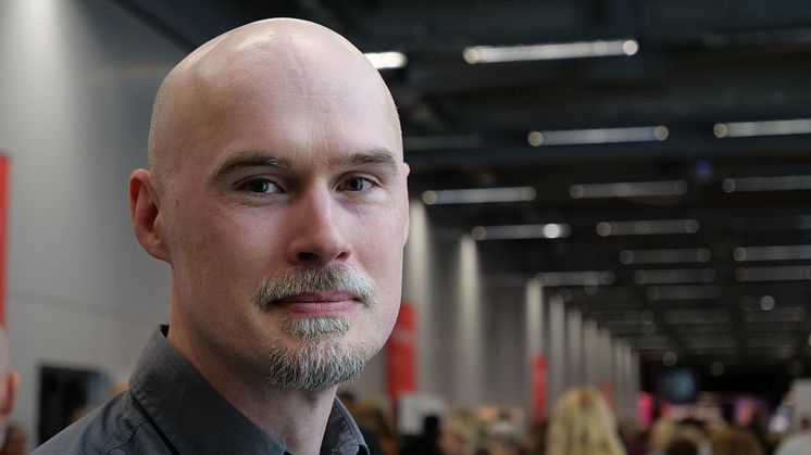 Johan Falk tilldelas Guldäpplejuryns säskilda pris 2024. Foto: Bo Helmersson.