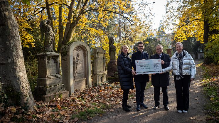 Übergabe des symbolischen Spendenschecks auf dem Alten Friedhof.