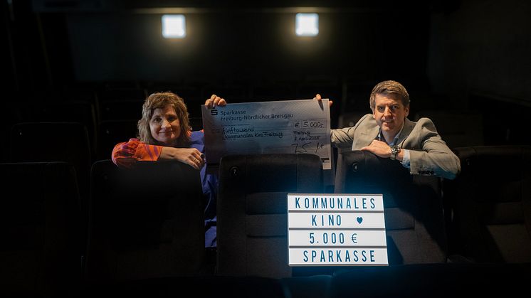 Förderung für unabhängige, regionale Kulturinstitutionen: Alexander Jacobs, Leiter Vorstandsstab der Sparkasse (re.), überreicht einen symbolischen Spendenscheck über 5.000 Euro an die Künstlerische Leiterin und Geschäftsführerin Neriman Bayram.