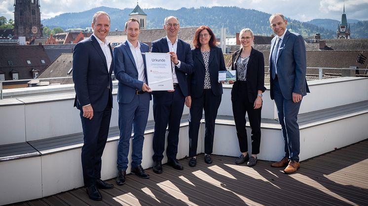 Frank Wenz, Leiter des Bereichs Förderkreditgeschäft bei der LBBW (3.v..l), übergab heute die Urkunde mit der Auszeichnung „Premium-Partner Förderberatung“ an Vertreterinnen und Vertreter der Sparkasse Freiburg-Nördlicher Breisgau.