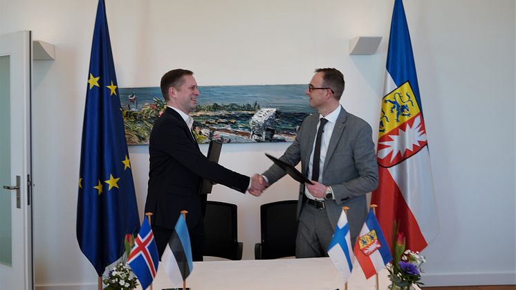 Ville Sirviö, NIIS CEO, and Dirk Schrödter, Minister of Digitization of the State of Schleswig-Holstein, signing the agreement in Kiel