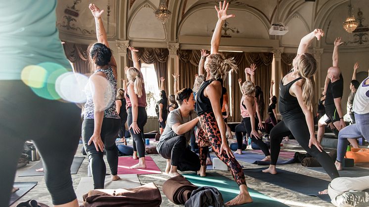 Yoga i Spegelsalen med Michael James Wong
