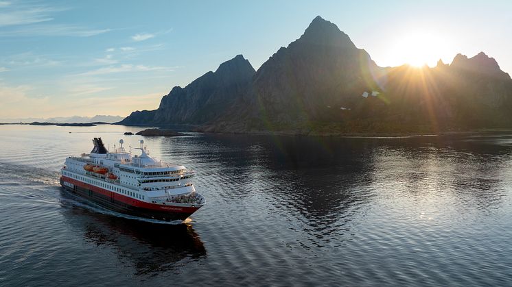 MS Nordnorge i Lofoten. Foto: Espen Mills / Hurtigruten