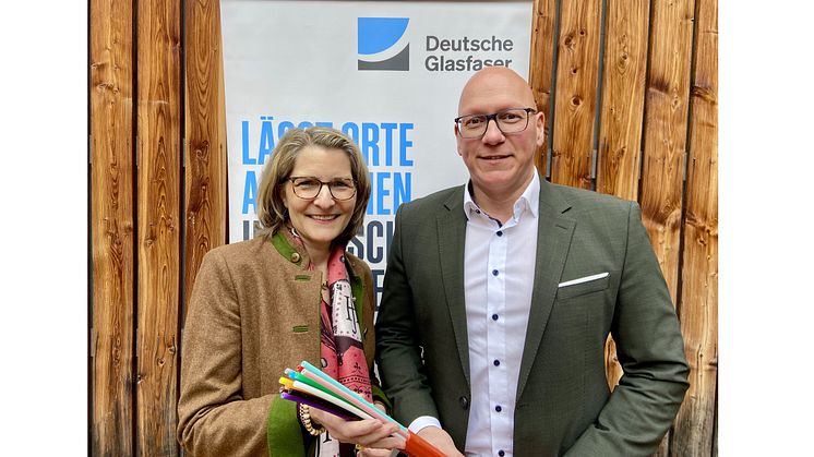 Glasfaser für Neubaugebiete „Schillerslager Straße Ost“ und „Kleiner Grashof“ in Burgwedel: Ortrud Wendt, Bürgermeisterin der Stadt Burgwedel ist zufrieden über das Ergebnis ihrer Gespräche mit Michael Sieve von Deutsche Glasfaser. (Burgwedel)
