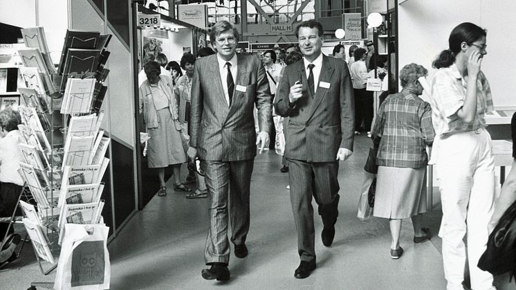 Conny Jacobsson och Bertil Falck, grundare, på Bokmässan 1986. Foto: okänd/Bokmässans arkiv