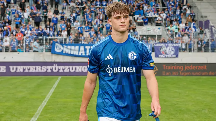Dylan Leonard geht nach Abpfiff eines Spiels über den Rasen.