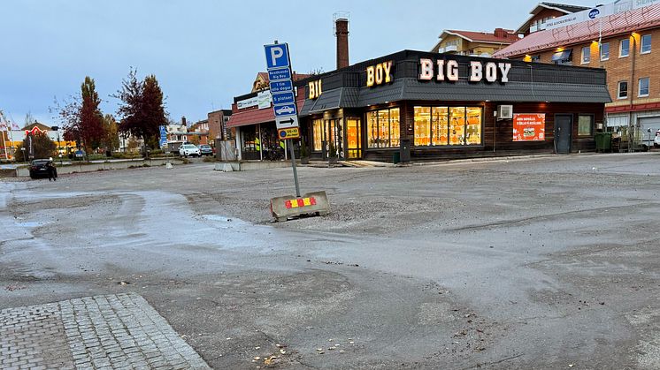 Här vill Lindbäcks bygga ett flerbostadshus med upp till åtta våningar och cirka 90 lägenheter. Foto: Piteå kommun