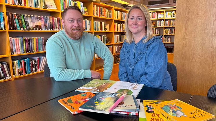 Grundare av Skoltech är paret Filip och Josefin Dyrvall. Filip har själv dyslexi och sonen också. Eleven högläser ett valfritt material i appen. Med AI anpassas texterna efter elevens läsförmåga för att skapa motivation och rätt nivå av utmaning.